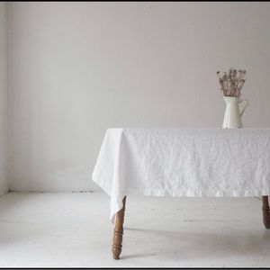 High quality 100 % Linen tablecloth. Never used - extra large (55 in x 134 in)